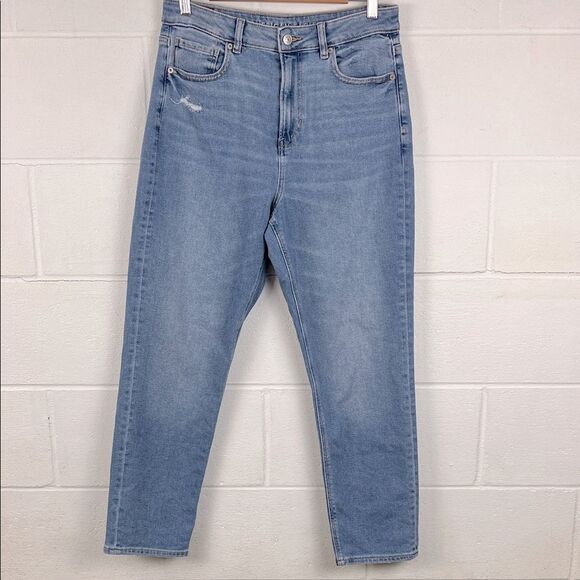 American Eagle Outfitters Denim - American Eagle women’s light wash high rise mom Jean denim straight leg size 10